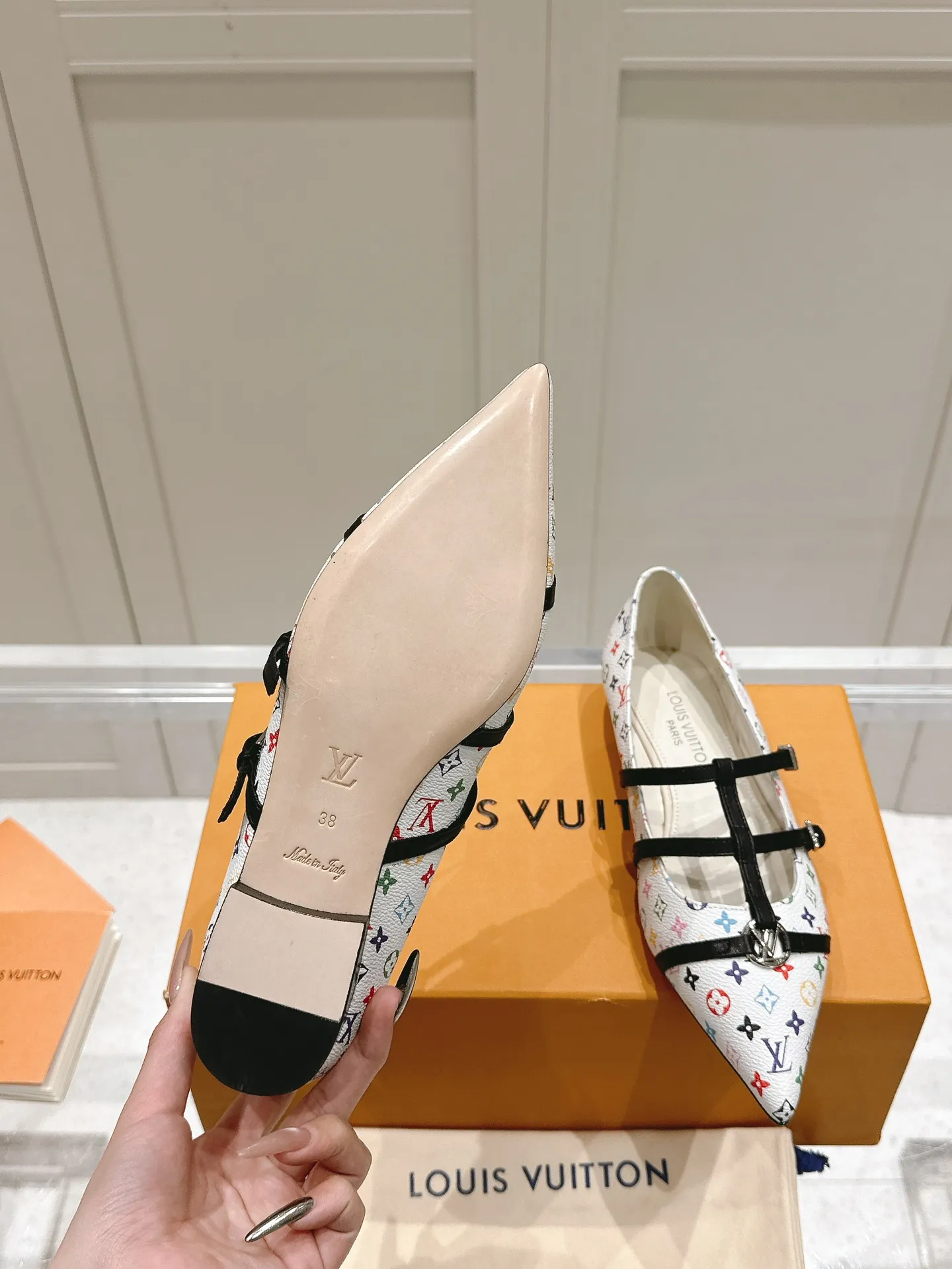 👟👟Ex-factory price 680👟👟 L V➕ Murakami Takashi co-branded series top quality louis vuitton ss25 new arrival～ LV.2025 spring and summer series｜new pointed toe high heels🆕 The small pointed toe of the eagle is matched with a hollow leather strip and a small square buckle to adjust the tightness, and the LV hardware "logo" is embellished, and the details and texture are particularly high-end! The sharp styling effect is a visual feast💯It is difficult to conceal the elegant temperament of LV. It is easy to wear, comfortable, sexy and exquisite ~ Grade A sheepskin lining is soft and breathable. The genuine leather outsole imported from Italy is easy to wear and will not tire your feet. Size: 35-40 (41 customized items are non-refundable)